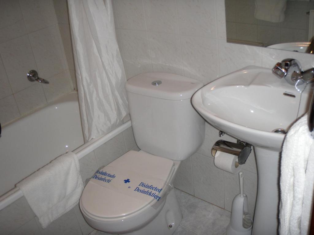 A bathroom at Hostal la Cuesta