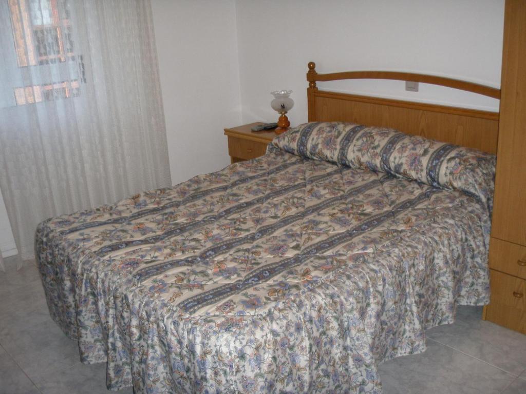 A bed or beds in a room at Hostal la Cuesta