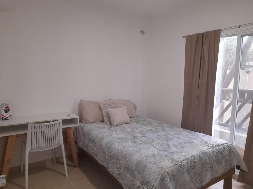 um quarto com uma cama, uma secretária e uma janela em Fabulous Apartment HOEStel Lucerna! em Playa del Carmen