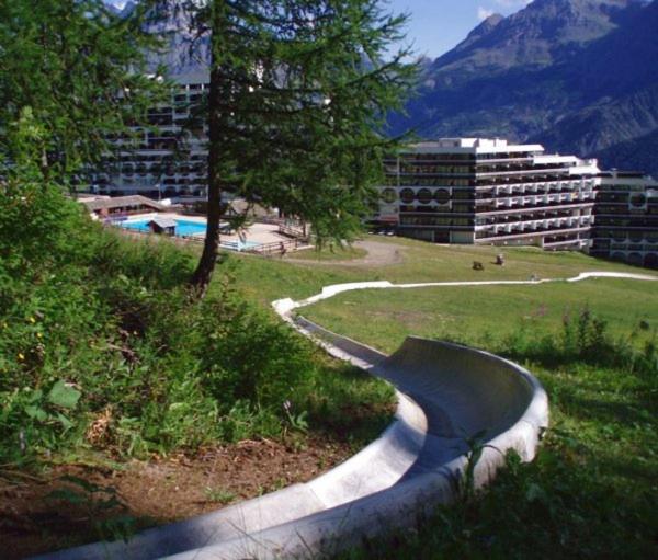 une rampe de skateboard dans un parc à côté d'un bâtiment dans l'établissement Montagne, Nature et Rando, à Les Prés