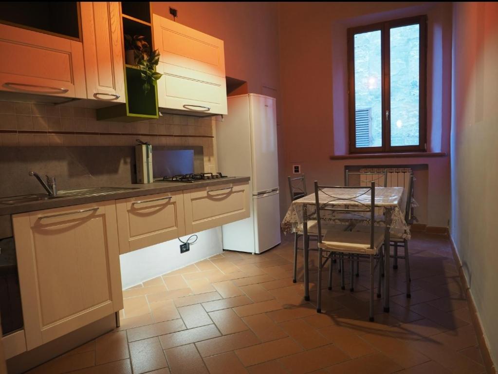 Kuchnia lub aneks kuchenny w obiekcie Il Nido dell'Aquila by Francigenaapartments