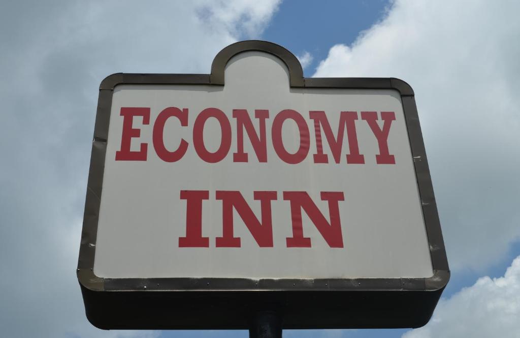 Economy Inn Bluefield في Bluefield: علامة لنزل اقتصادي ضد السماء الغائمة