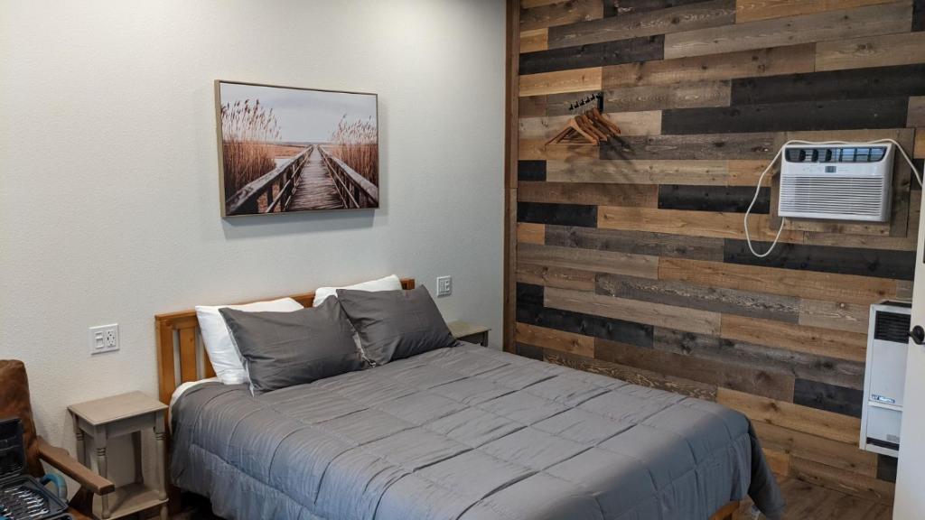 um quarto com uma parede em madeira e uma cama em Clingan's Junction Cottage #4 em Squaw Valley
