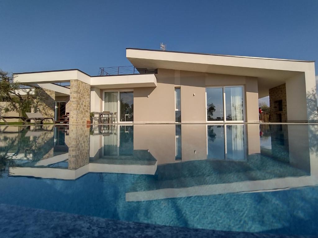 una casa con una piscina di fronte di La Rondinella Apartments a Bardolino