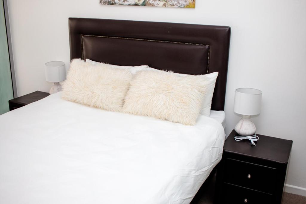 Een bed of bedden in een kamer bij Freedom Plaza serviced apartments