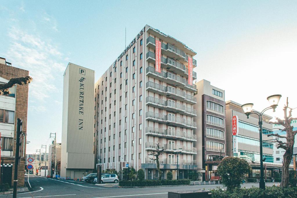 um grande edifício com uma placa no lado em Kuretake Inn Ogaki Ekimae em Ogaki