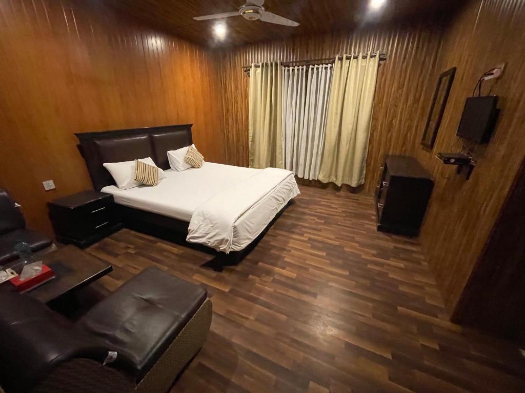 Postel nebo postele na pokoji v ubytování Indus View Hotel Skardu