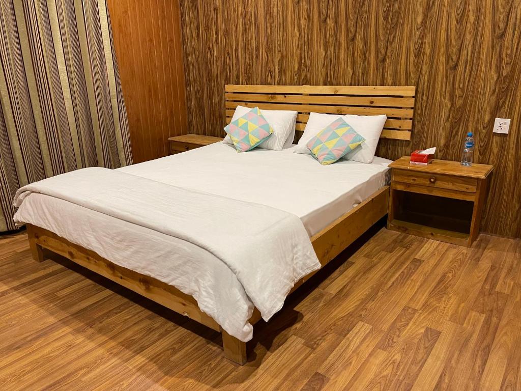 Postel nebo postele na pokoji v ubytování Indus View Hotel Skardu