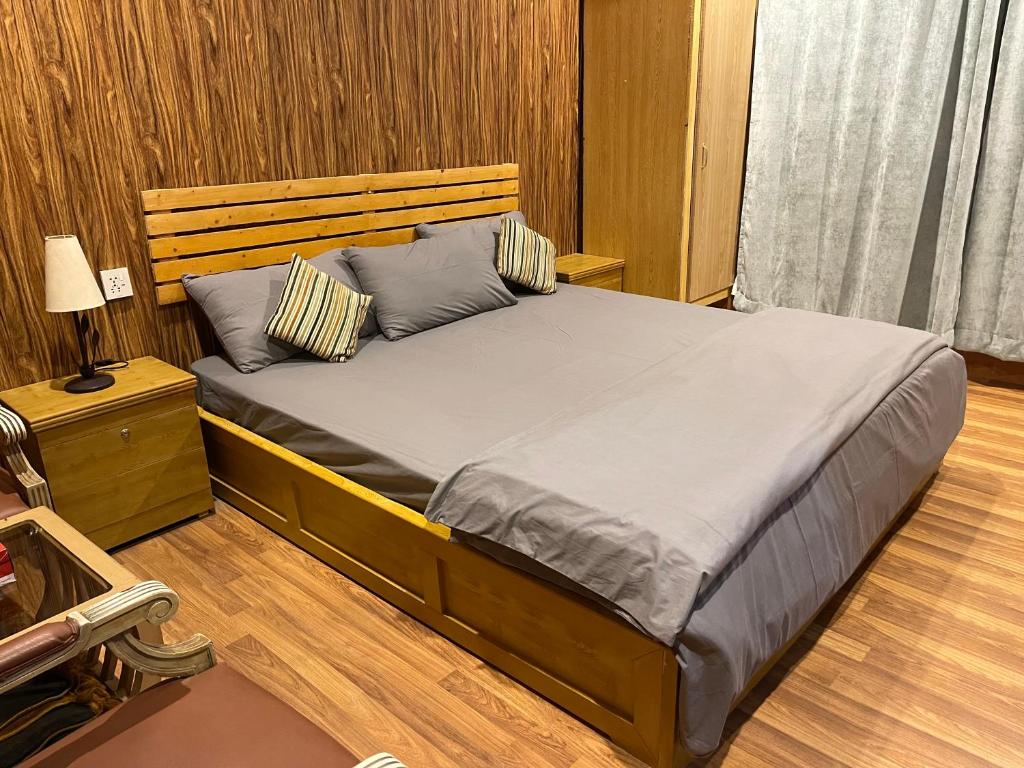 Postel nebo postele na pokoji v ubytování Indus View Hotel Skardu