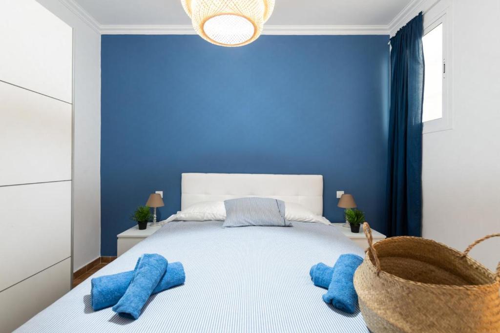 1 dormitorio azul con 1 cama con paredes azules en CHARMING 2 ROOMS APARTMENT, 3 beds, 8 min walk to Las Canteras Beach, en Las Palmas de Gran Canaria