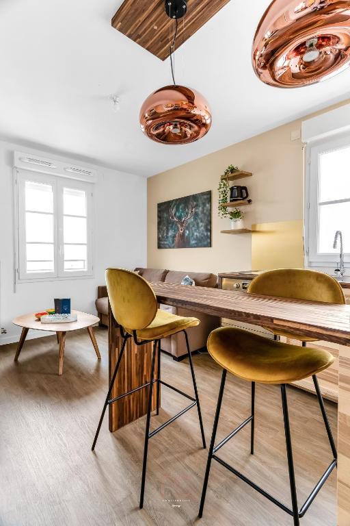 un salon avec une table et des chaises dans l'établissement *DISNEYLAND-SERRIS* Studio Cosy, à Serris