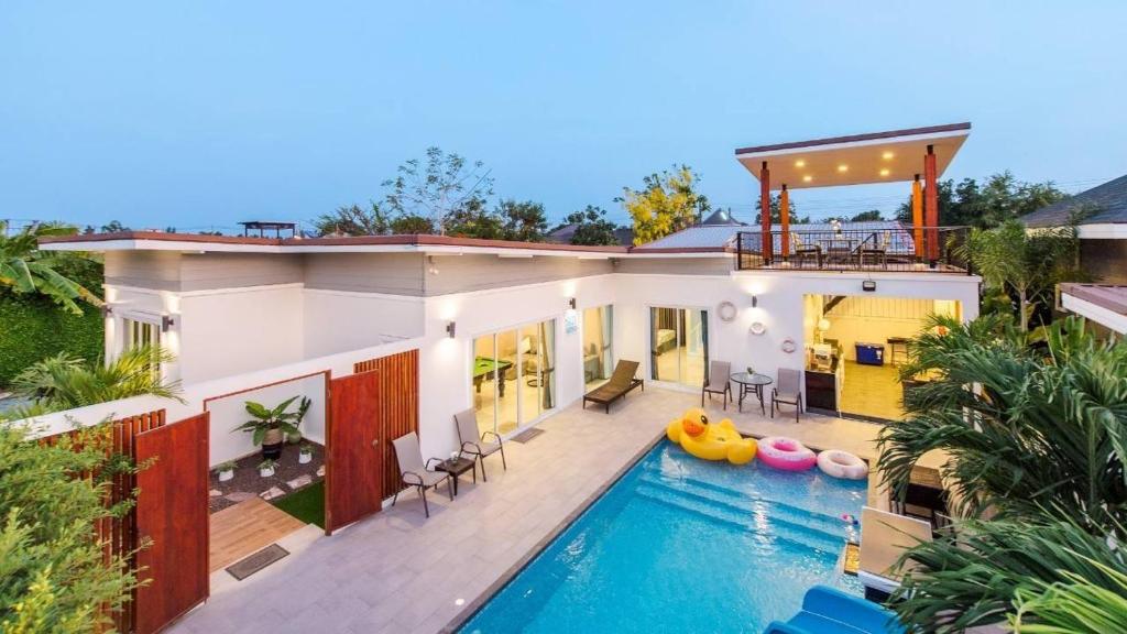 een huis met een zwembad en een huis bij Mind Pool Villa Cha Am in Cha Am