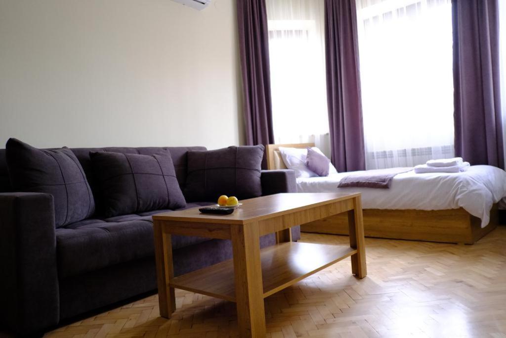 uma sala de estar com um sofá e uma mesa de centro em V.MOD Hotel em Yerevan