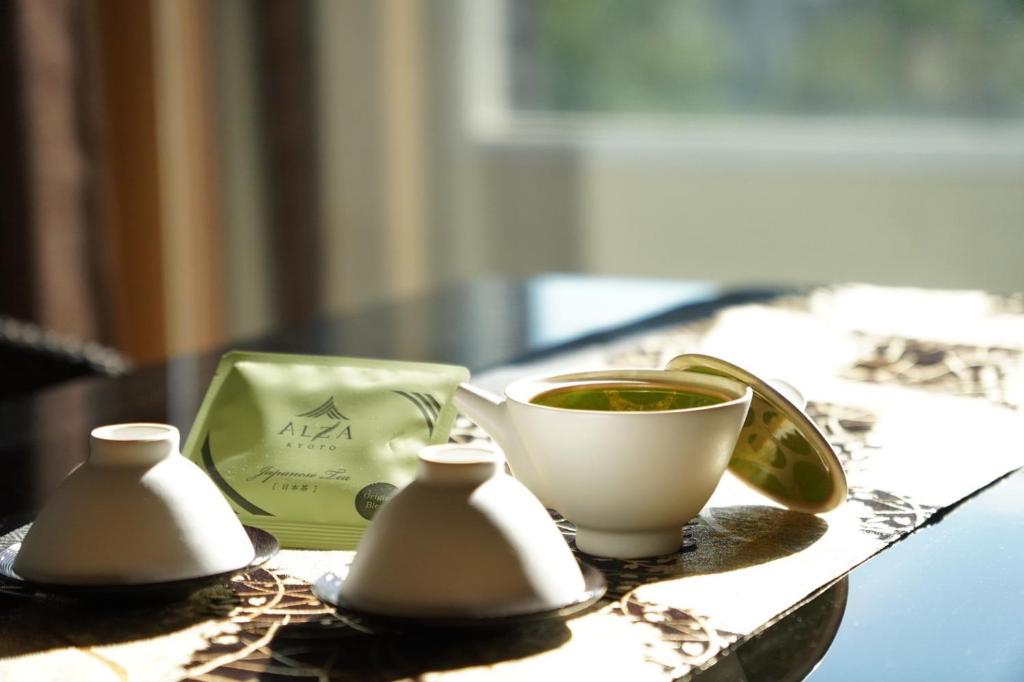 Příslušenství pro přípravu čaje a kávy v ubytování Hotel Alza Kyoto