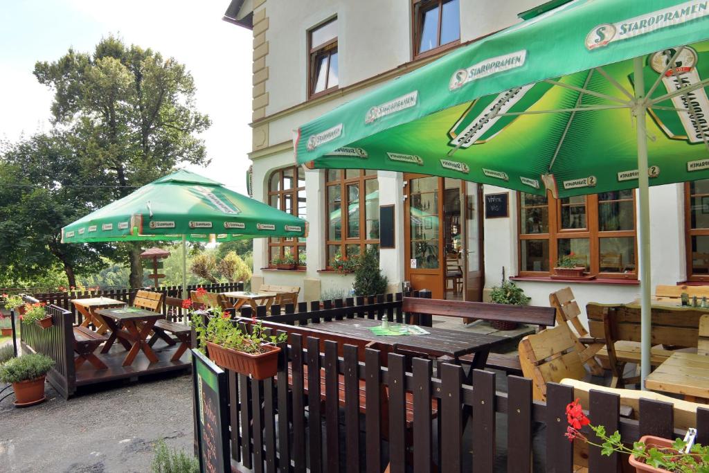 Restauracja lub miejsce do jedzenia w obiekcie Hotel pod Šikmou Věží