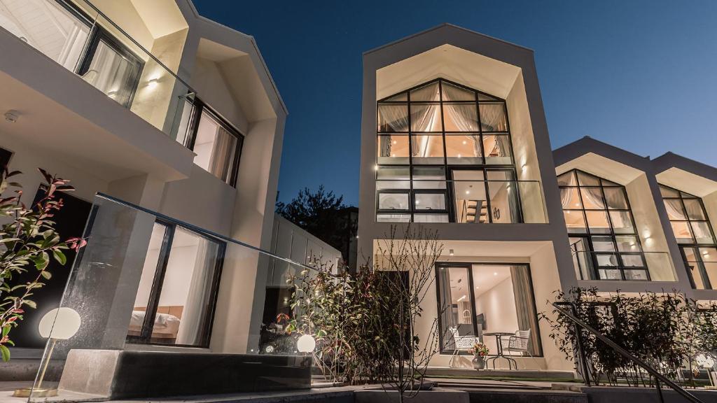 un gran edificio blanco con grandes ventanas en Albescent Poolvilla, en Gyeongju