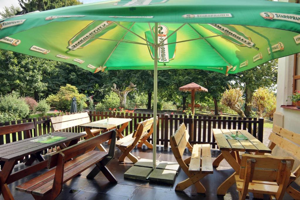 Restauracja lub miejsce do jedzenia w obiekcie Hotel pod Šikmou Věží