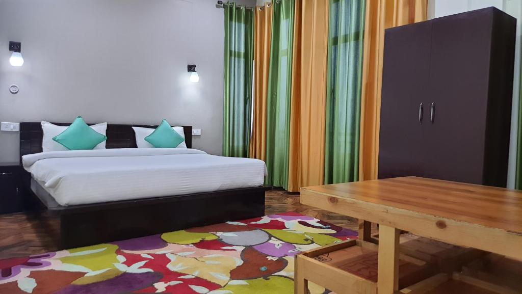 Postel nebo postele na pokoji v ubytování Shivay Home Stay
