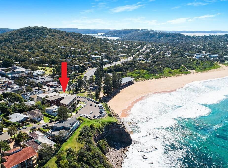 una vista aérea de una playa con una flecha roja en Avalon Beachside Apartment, en Avalon