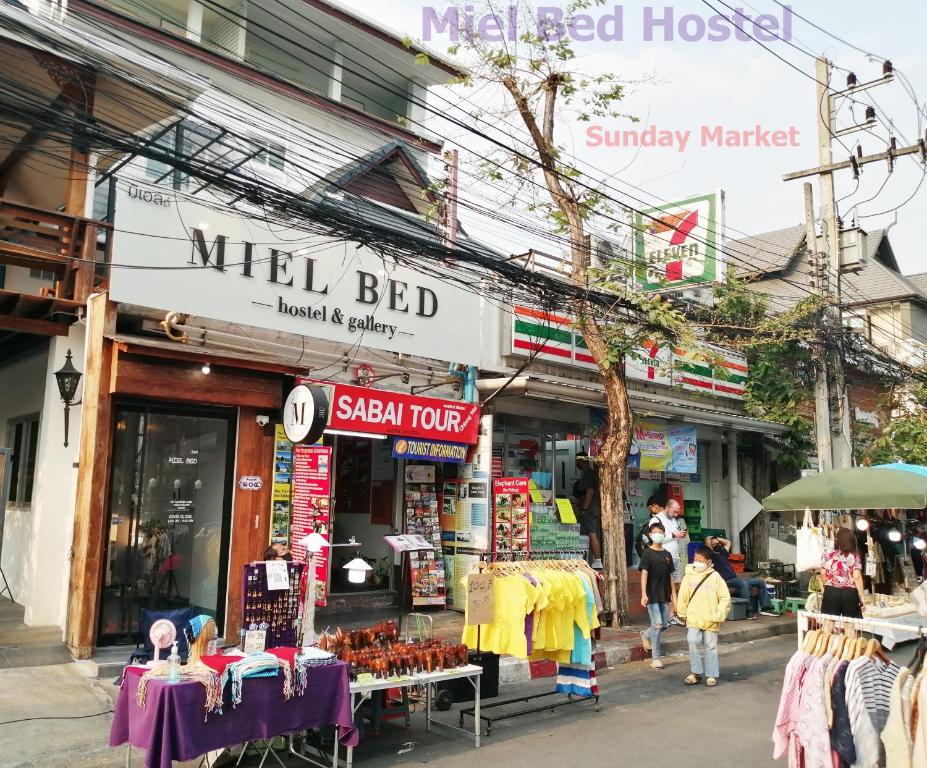 un mercado con una tienda de camas de aeli en una calle de la ciudad en MIEL BED Hostel & Gallery, en Chiang Mai
