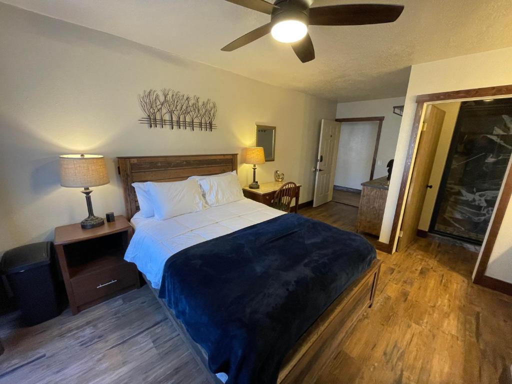 a bedroom with a bed and a ceiling fan at The Kanab Lodge in Kanab