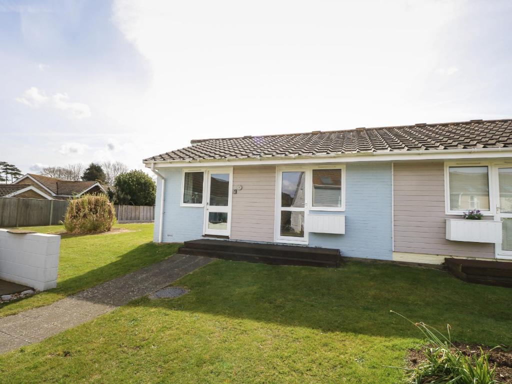 a house with a lawn in front of it at Pierpont D1 in Yarmouth