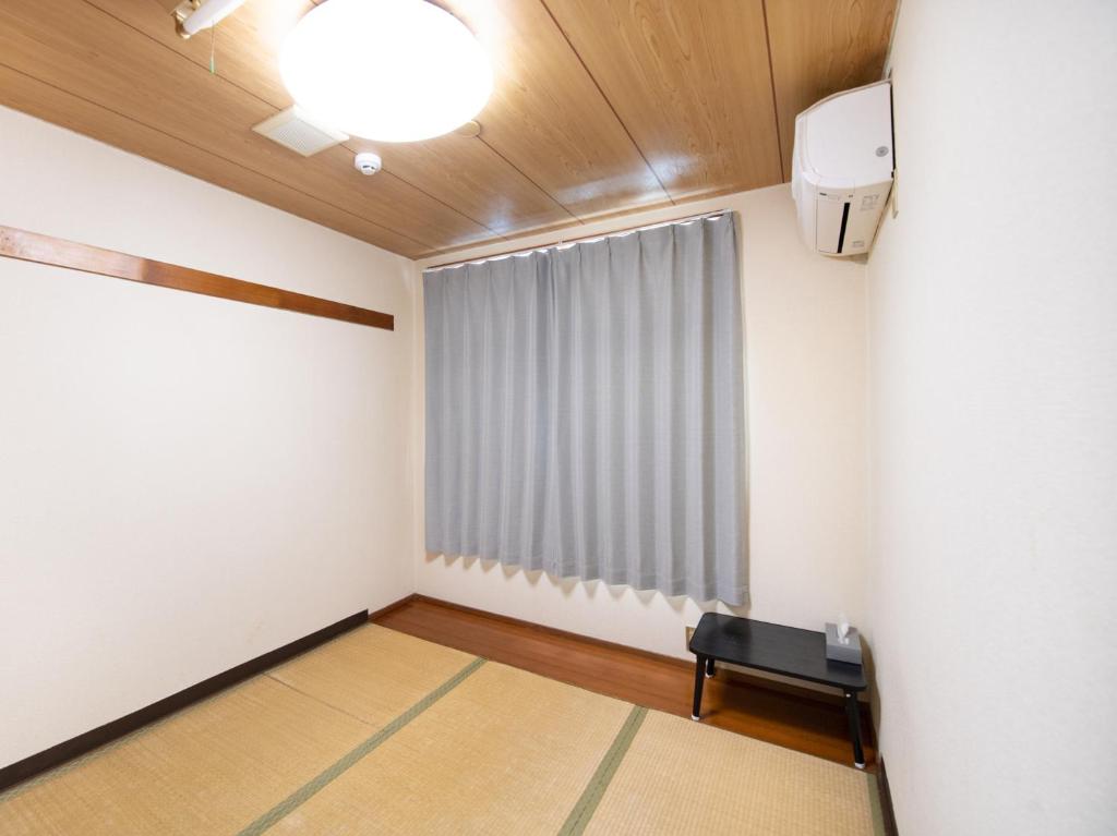 TV a/nebo společenská místnost v ubytování Tabist Hamatoya Ryokan Mens Only