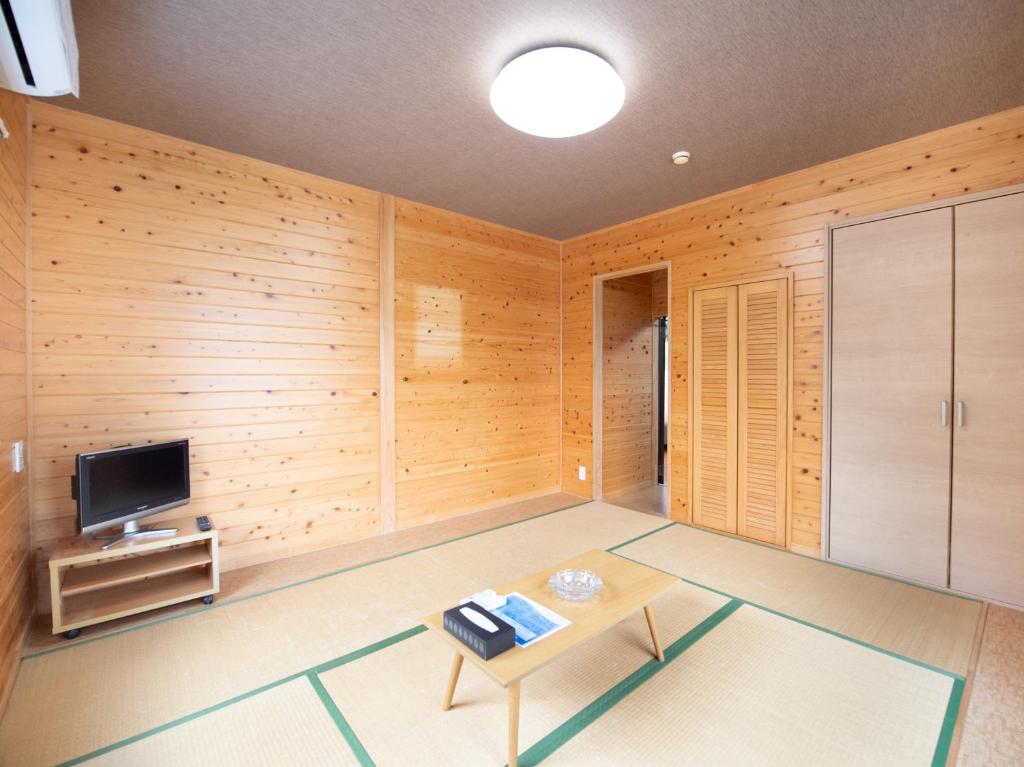 TV a/nebo společenská místnost v ubytování Tabist Hamatoya Ryokan Mens Only