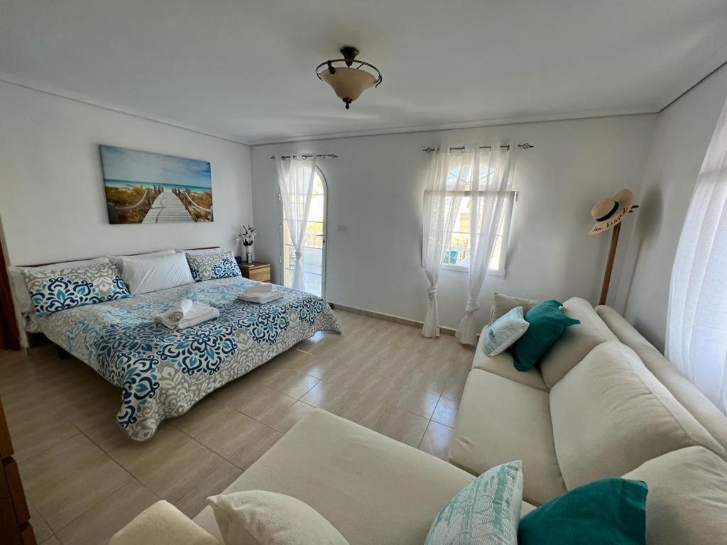 Zdjęcie z galerii obiektu 4 Bed 3 Bath Villa Sleeps 8, Pool Wifi Tv Close to Beach Restaurants and Shops w mieście Los Alcázares