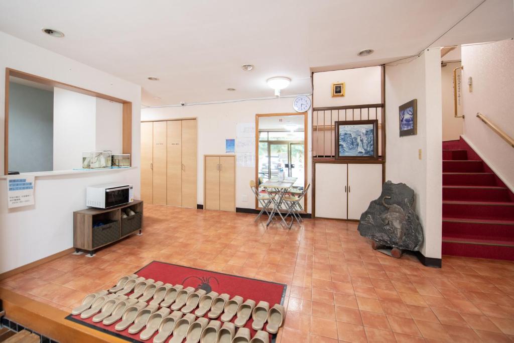 TV a/nebo společenská místnost v ubytování Tabist Hamatoya Ryokan Mens Only