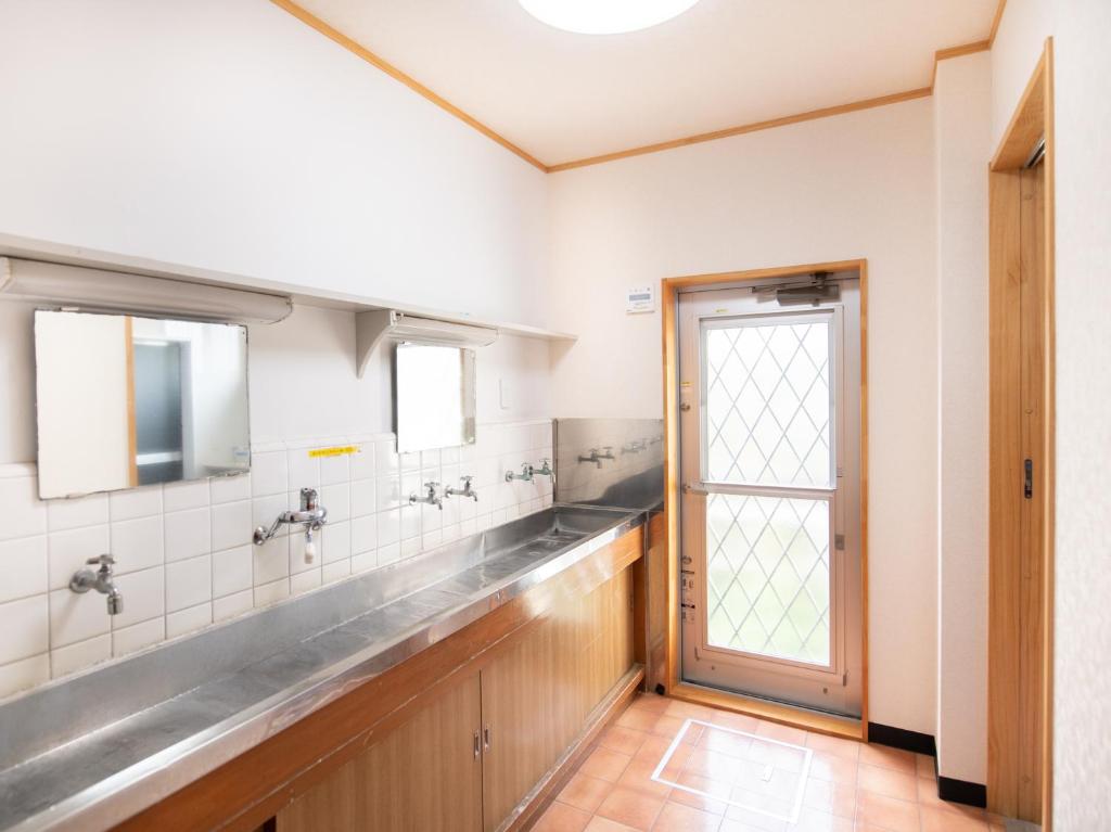 Kuchyň nebo kuchyňský kout v ubytování Tabist Hamatoya Ryokan Mens Only