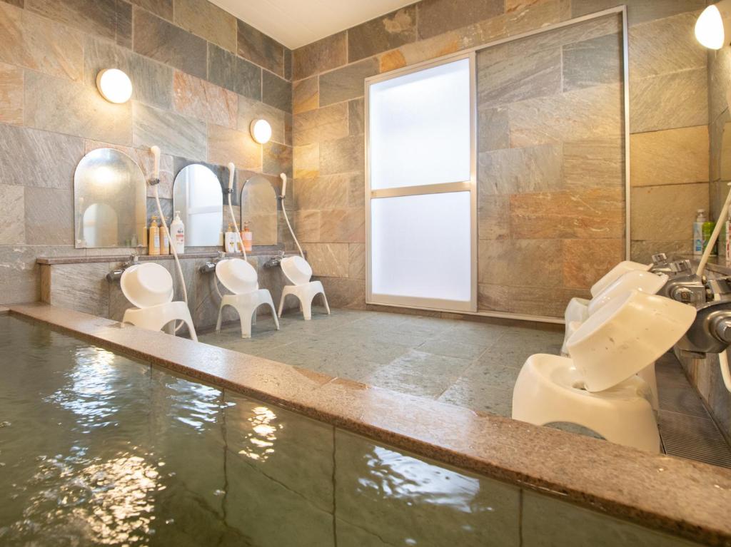 Bazén v ubytování Tabist Hamatoya Ryokan Mens Only nebo v jeho okolí