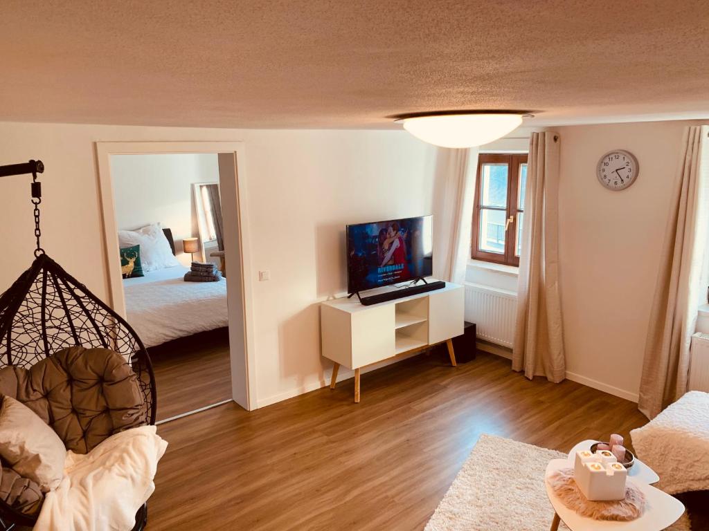 Televisyen dan/atau pusat hiburan di FELIX LIVING 2, Cozy & modern & Netflix Wohnung mit Blick ins Grüne