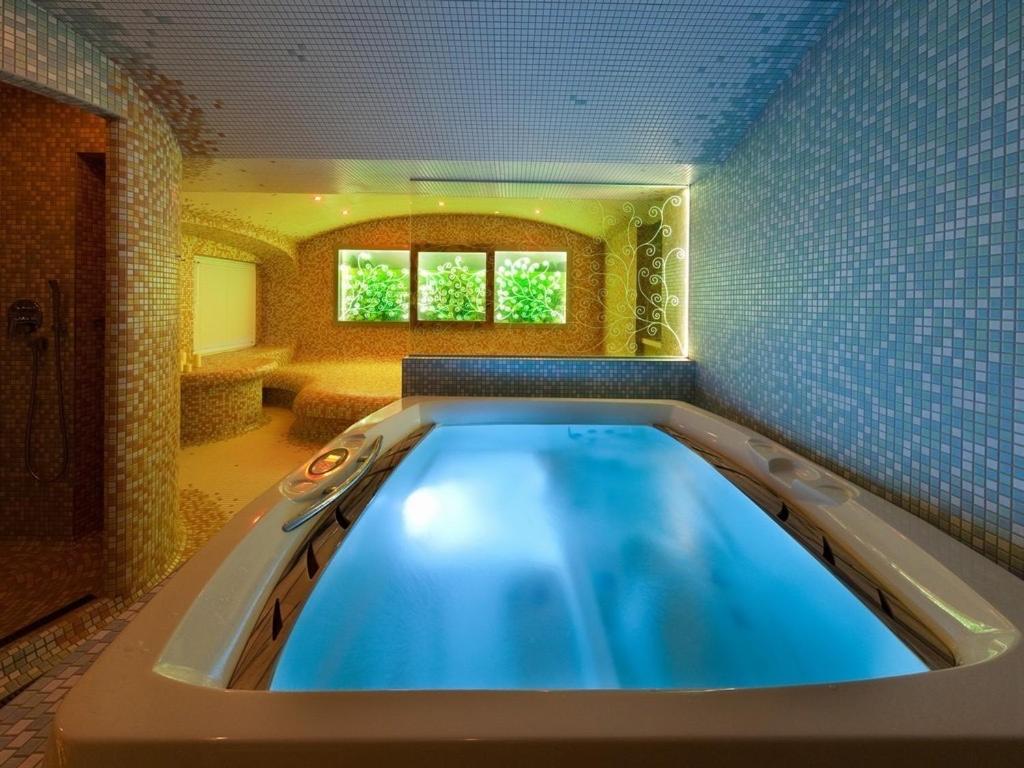 Bazén v ubytování Zámecký Hotel Zlatý Orel nebo v jeho okolí