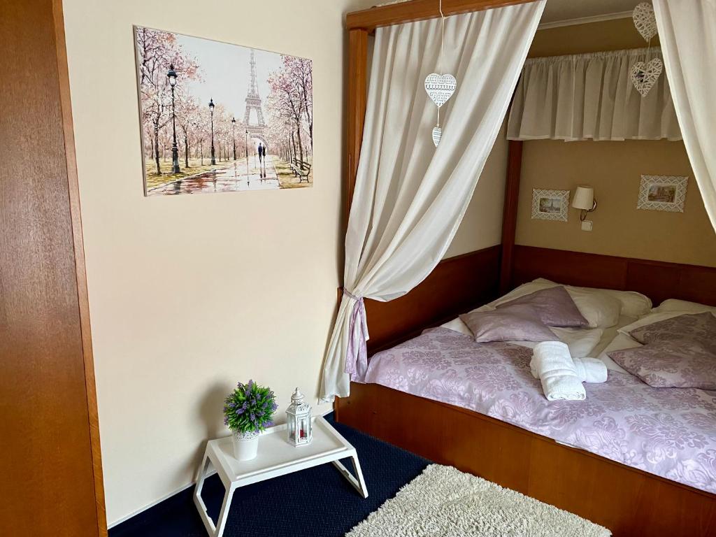 Postel nebo postele na pokoji v ubytování Zámecký Hotel Zlatý Orel