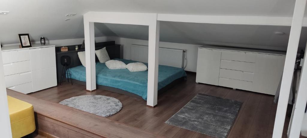 Postel nebo postele na pokoji v ubytování Мансардна Никол