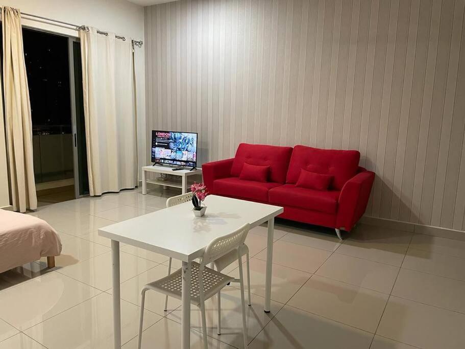 sala de estar con sofá rojo y mesa en D13A, CYBERJAYA, Netflix, Wifi, Free Parking, Balcony, 2013, en Cyberjaya