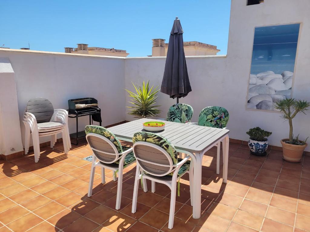 biały stół i krzesła na patio w obiekcie Penthouse Clavero Casasol w mieście Nerja