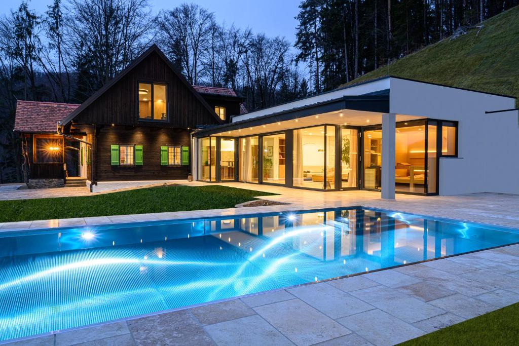 uma casa com piscina em frente a uma casa em eichberg living em Leutschach