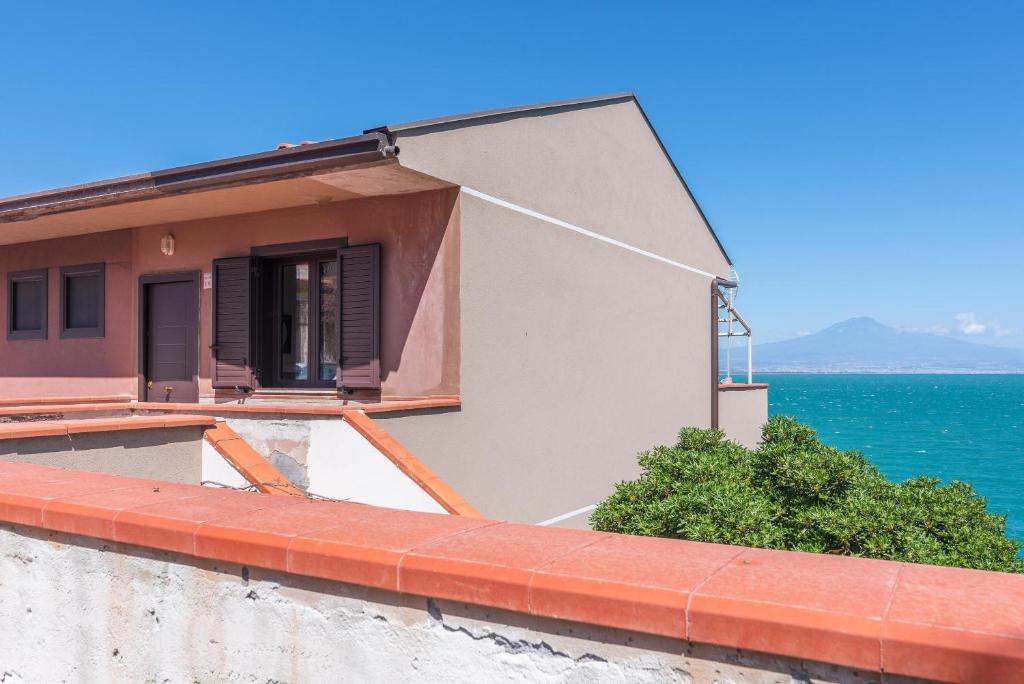 dom z widokiem na ocean w obiekcie La terrazza sul Mare w mieście Agnone Bagni