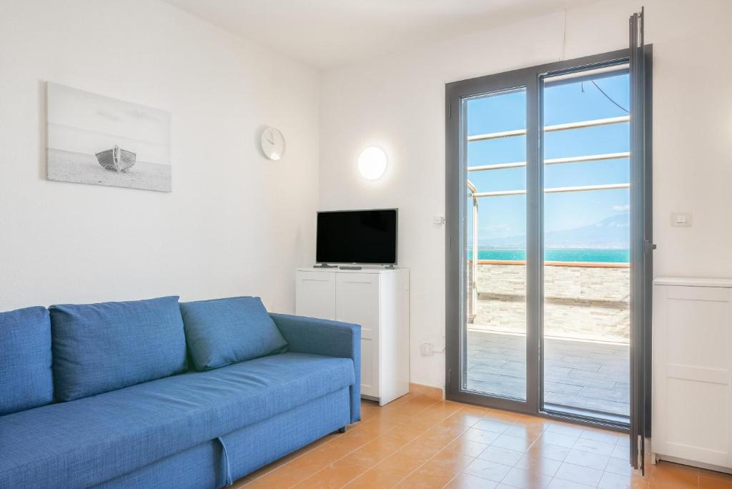 Telewizja i/lub zestaw kina domowego w obiekcie La terrazza sul Mare
