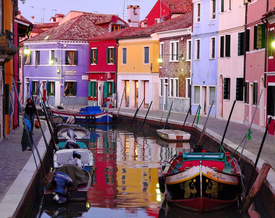 um grupo de barcos em um canal com edifícios coloridos em Appartamento CA TIZIANA 2 "Wonderful" di Tiziana - Venezia - Jesolo beach em Musile di Piave