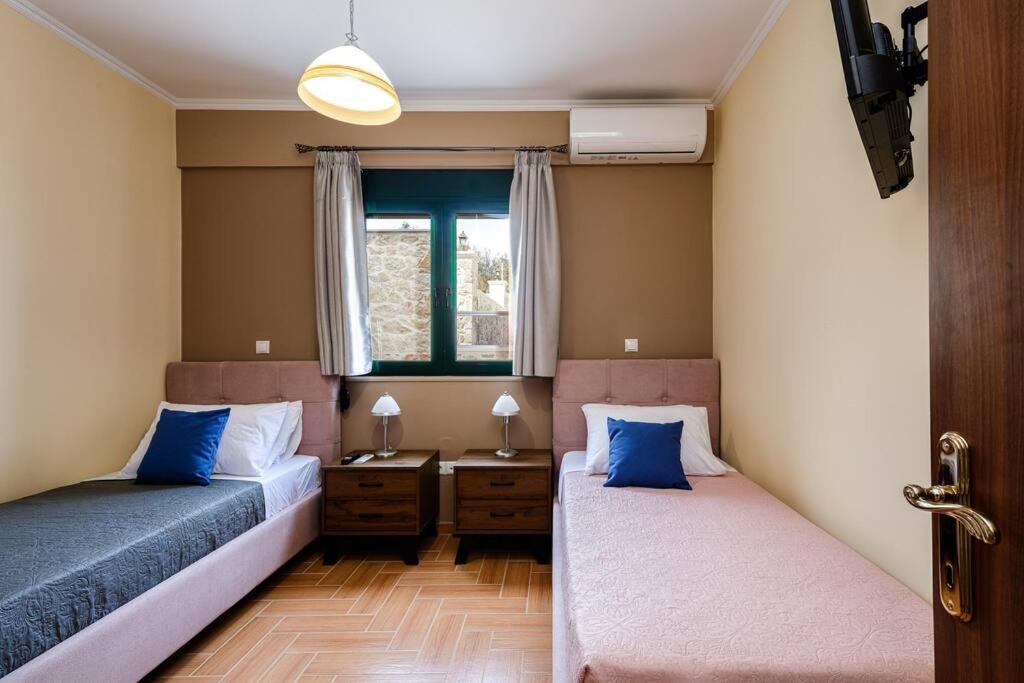 Łóżko lub łóżka w pokoju w obiekcie Karma House
