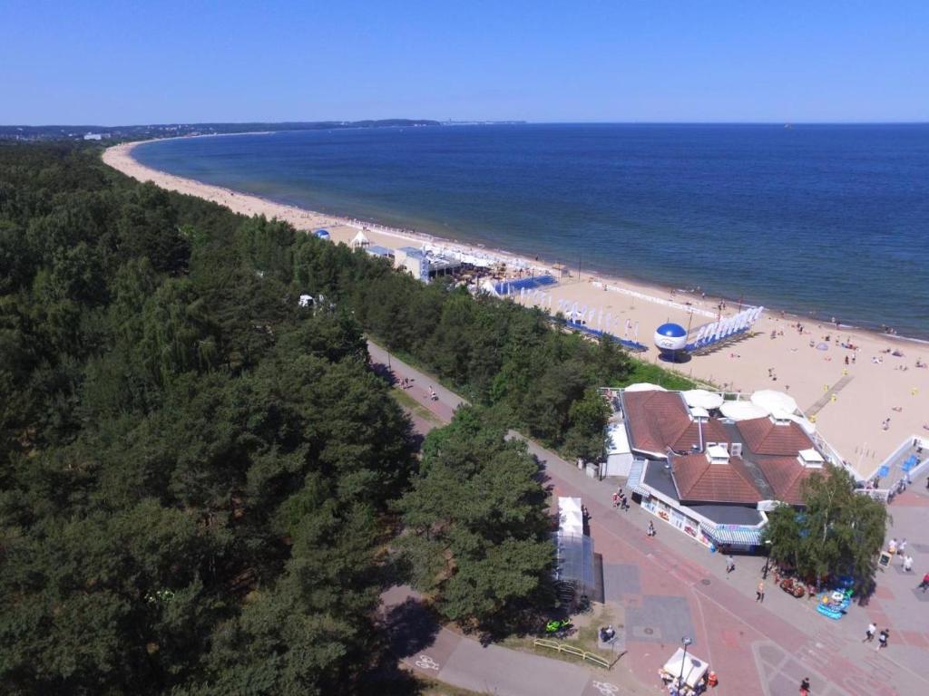 an aerial view of a beach and the ocean at Apartament rodzinny blisko morza in Gdańsk