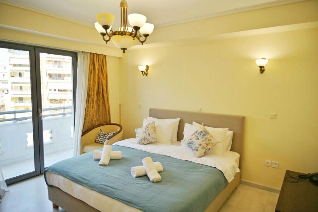 Un dormitorio con una cama con dos velas. en New Times Home & Hotels Near Metro Station Athens Center en Athens