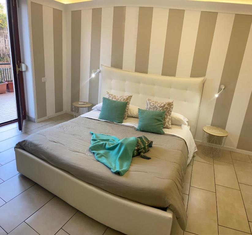 Postel nebo postele na pokoji v ubytování Lemon Rooms Sorrento