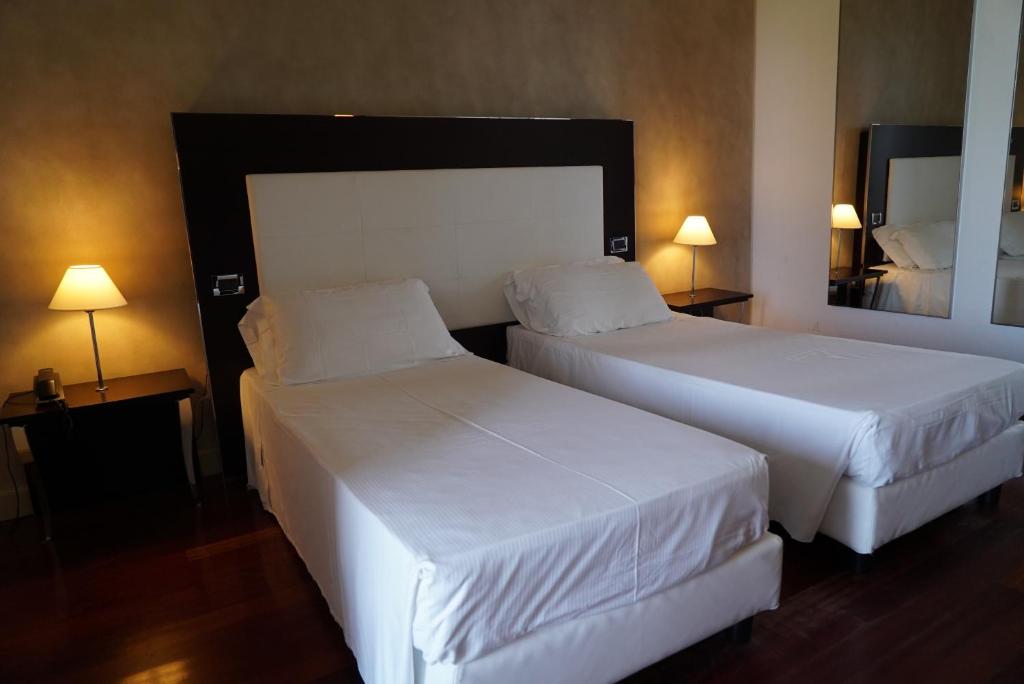 Postel nebo postele na pokoji v ubytování Cremona Palace Hotel