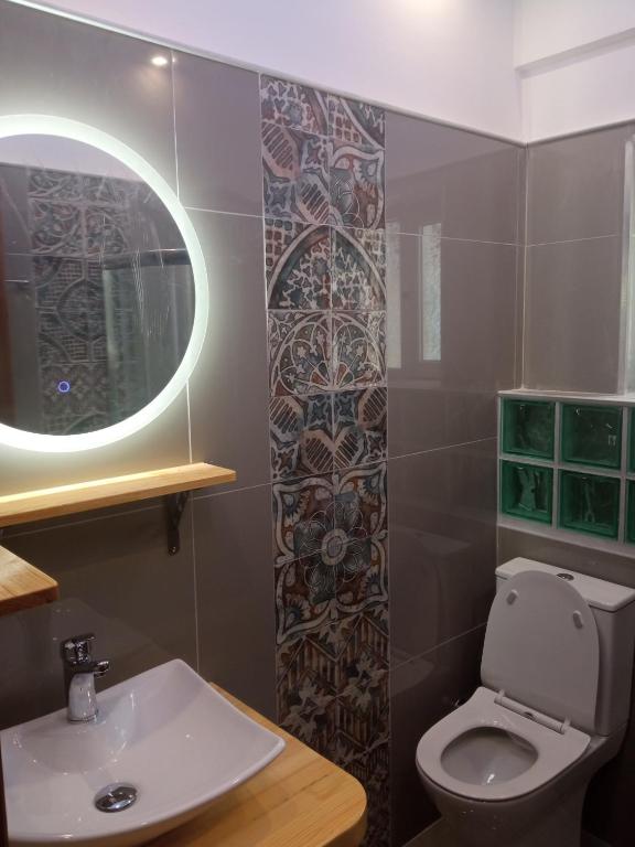 Koupelna v ubytování Agios Georgios - 2 Beds - Sleeps 5 - Free Parking