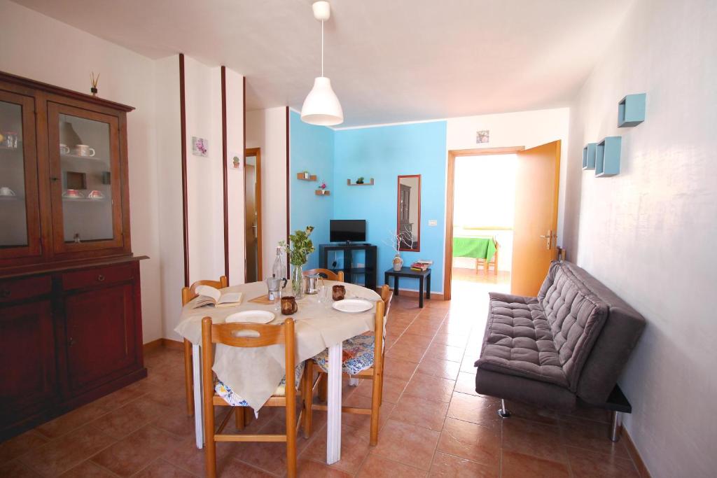 een woonkamer met een tafel en een bank bij Casa Montegrappa by RENTHOUSESALENTO in San Foca