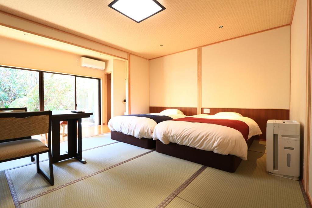 Postel nebo postele na pokoji v ubytování Masuya Ryokan